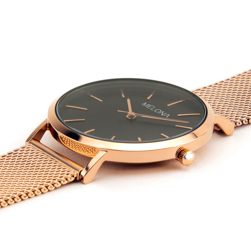 Reloj minimalista de mujer con correa de malla oro rosa y esfera negra de la marca de joyería española Melona. Colección Alma Mesh