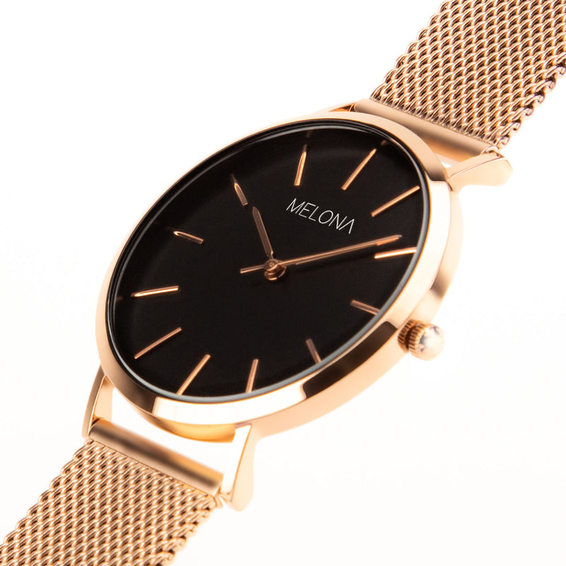 Reloj minimalista de mujer con correa de malla oro rosa y esfera negra de la marca de joyería española Melona. Colección Alma Mesh