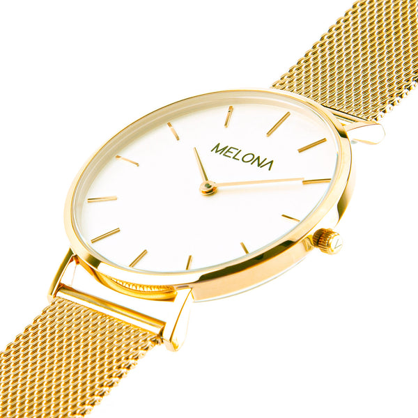 Reloj minimalista de mujer con correa de malla dorada y esfera blanca de la marca de joyería española Melona en colección Alma Mesh