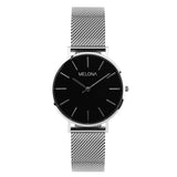 Minimalista reloj de mujer con correa plata de malla y esfera negra de la marca de joyería española Melona. Colección Alma Mesh