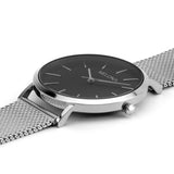 Minimalista reloj de mujer con correa plata de malla y esfera negra de la marca de joyería española Melona. Colección Alma Mesh