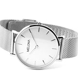 Reloj minimalista de mujer con correa plata de malla y esfera blanca de la marca de joyería española Melona en colección Alma Mesh