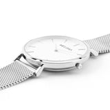 Reloj minimalista de mujer con correa plata de malla y esfera blanca de la marca de joyería española Melona en colección Alma Mesh