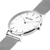 Reloj minimalista de mujer con correa plata de malla y esfera blanca de la marca de joyería española Melona en colección Alma Mesh