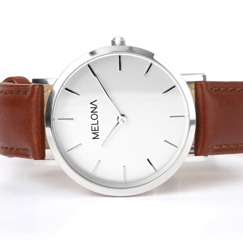 Reloj minimalista de mujer con correa de cuero genuino marrón y esfera blanca de la marca de joyería española Melona colección Mandala Touch