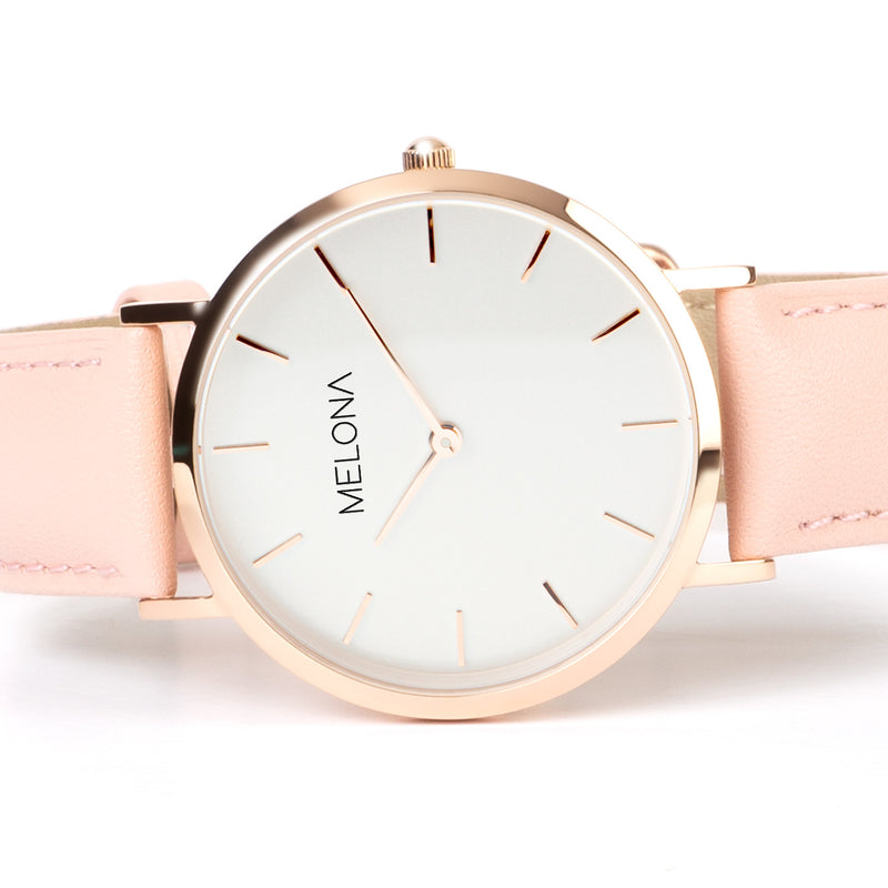 Delicado reloj de mujer con correa de cuero genuino rosa, esfera blanca y detalles dorados de la marca de joyería española Melona de colección Mandala Touch