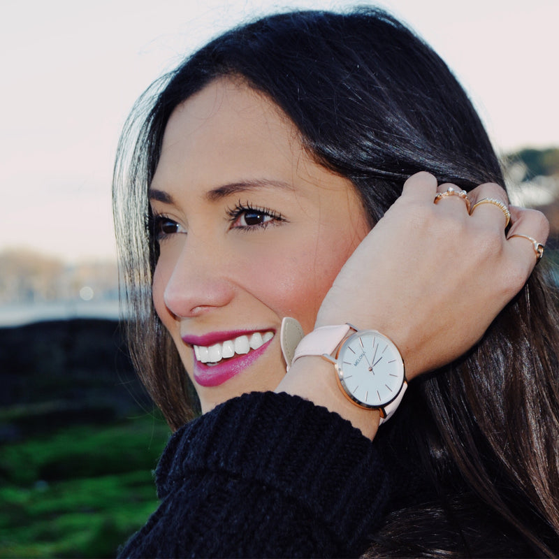 Reloj minimalista de mujer con correa de cuero genuino rosa, esfera blanca y detalles dorados de la marca de joyería española Melona. Colección Mandala Touch