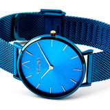 Hermoso reloj de mujer con correa de malla azul y detalles dorados de la marca de joyería española Melona