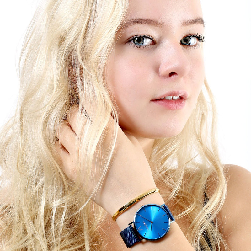 Hermoso reloj de mujer con correa de malla azul y detalles dorados de la marca de joyería española Melona