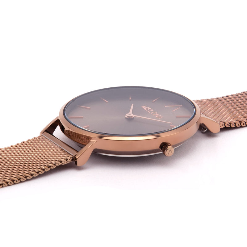 Reloj minimalista de mujer con correa de malla bronce y esfera bronce de la marca de joyería española Melona