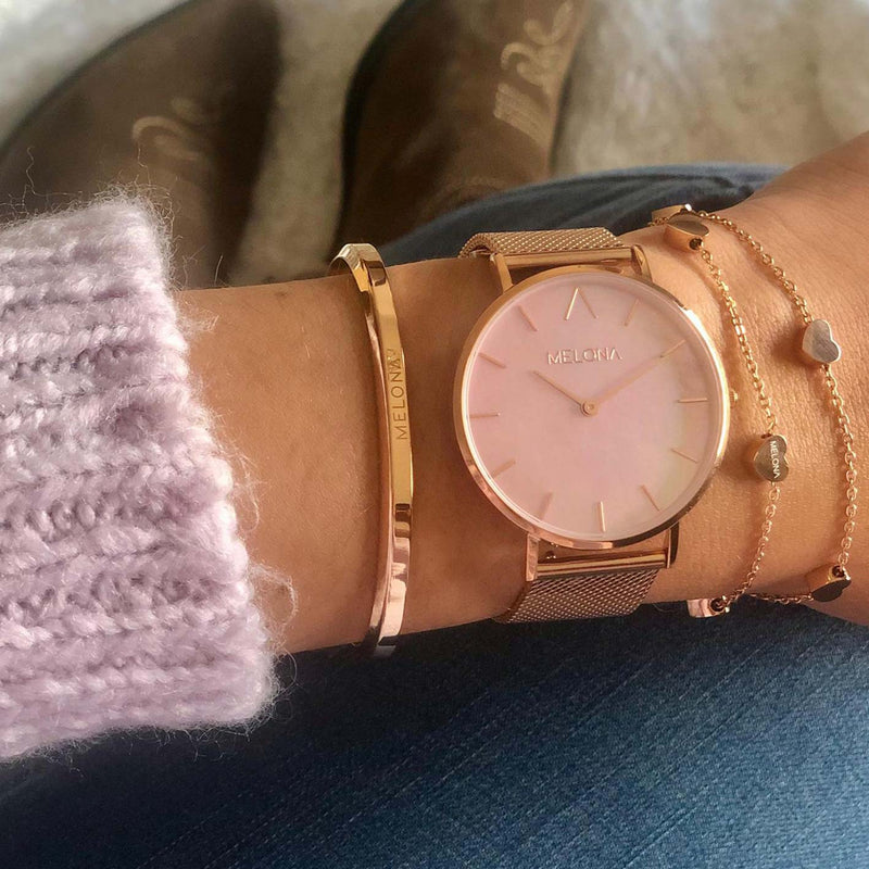 Reloj elegante de mujer con correa de malla oro rosa y esfera de nácar rosa de la marca de joyería española Melona