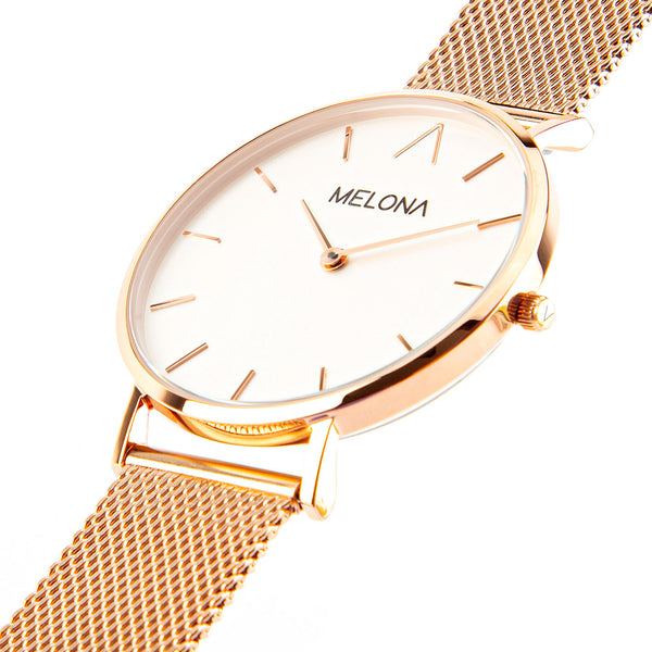 Reloj minimalista de mujer con correa de malla oro rosa y esfera blanca de la marca de joyería española Melona