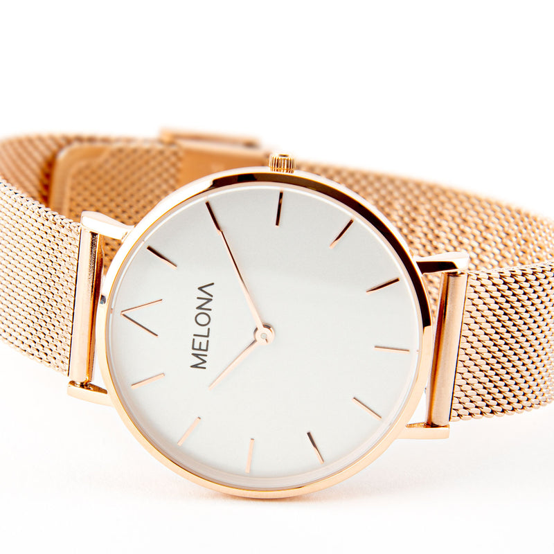 Reloj minimalista de mujer con correa de malla oro rosa y esfera blanca de la marca de joyería española Melona